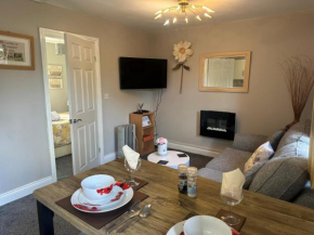Lesbury Lodge - (a 'bijou residence') with hot tub